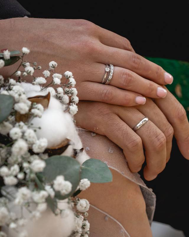 Anillos y ramo de novia