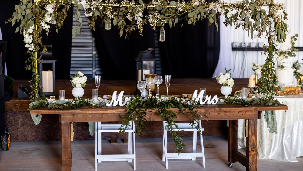 Mesa nupcial decorada con flores