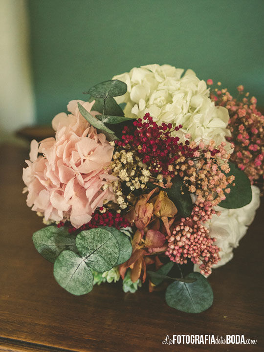 Ramo de flores preservadas boda en el campo