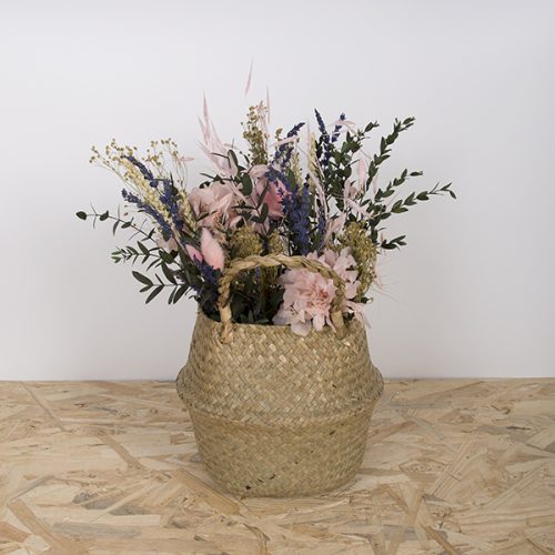 cesto boho de rafia con flores preservadas