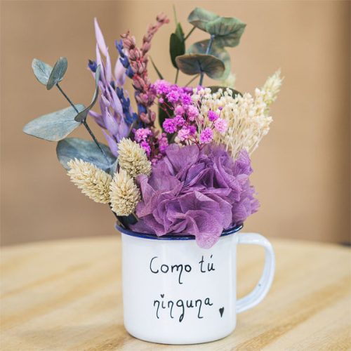 mini taza de flores preservadas moradas