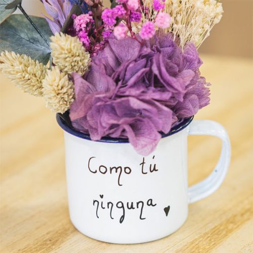 mini taza con flores preservadas