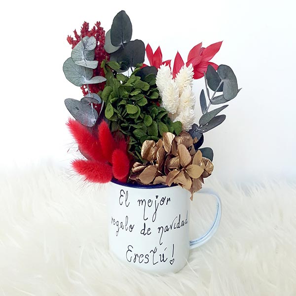 taza de navidad con flores preservadas