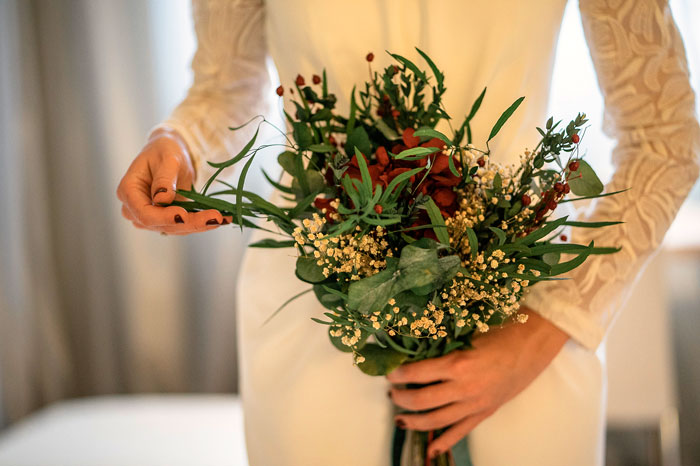 ramos de flores de novia con vestido de invierno