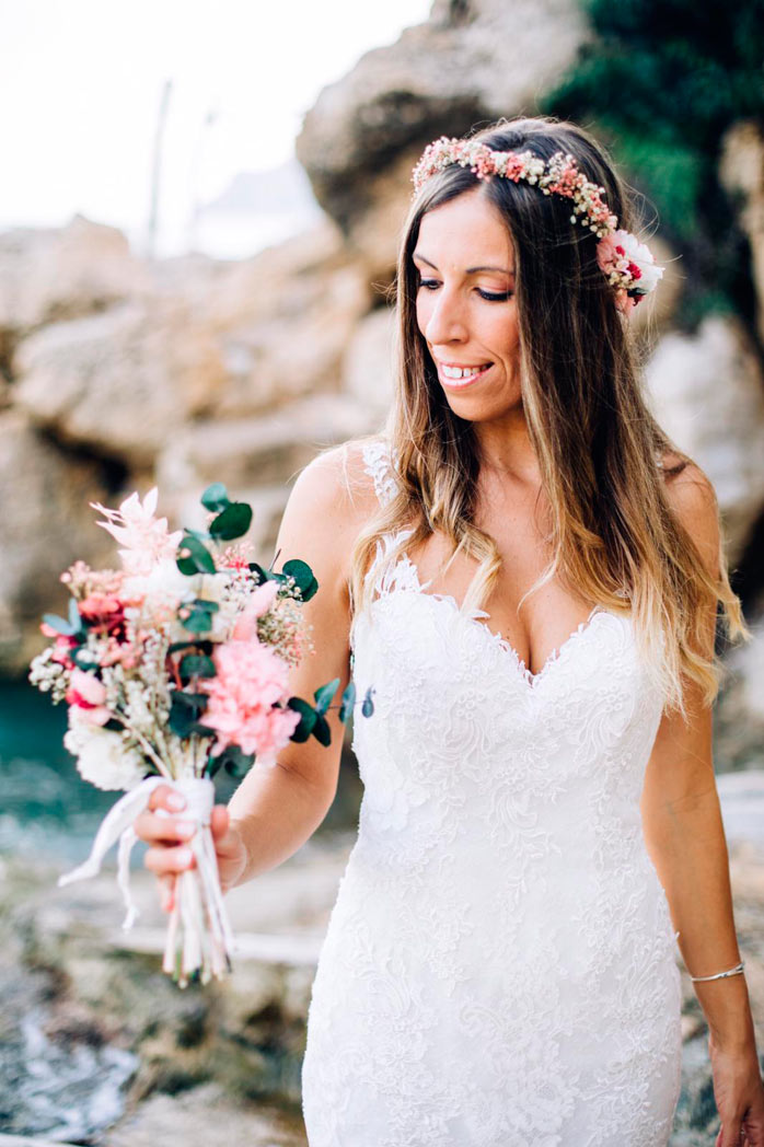novia ramo de flores junto al mar