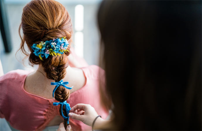 detalle tocado flores preservadas azul