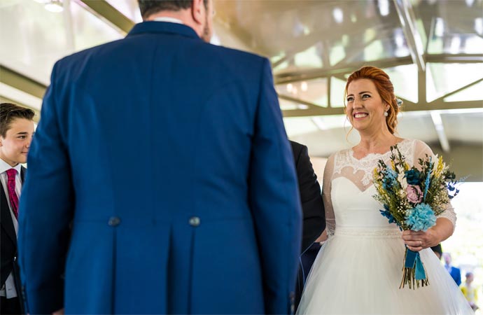 boda felicidad celebración pétalos de flores