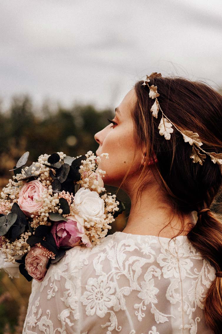 novia con ramo de novia de flores preservadas