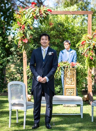 novio esperando en el altar a novia boda