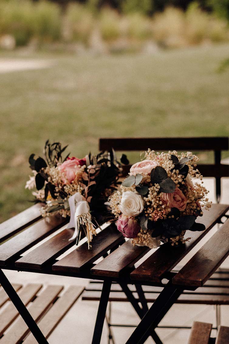 ramos de flores preservadas sobre mesa