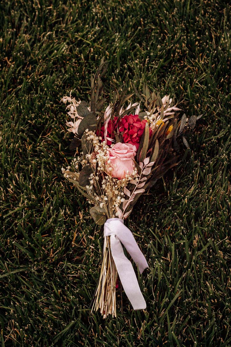 ramo silvestre de flores preservadas tono pastel