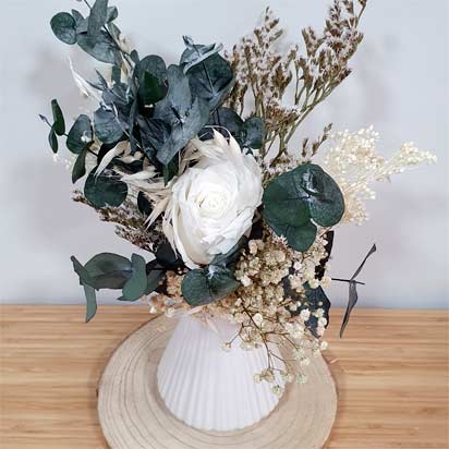 jarrón de flores preservadas tonos blancos