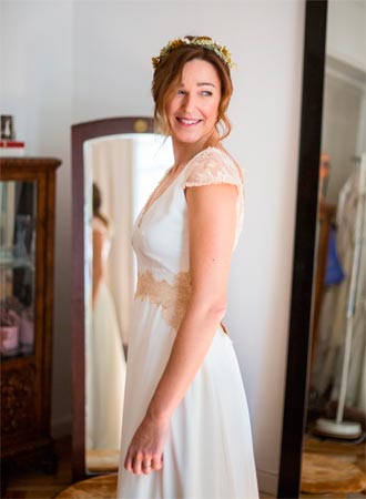 novia con tocado de flores preservadas