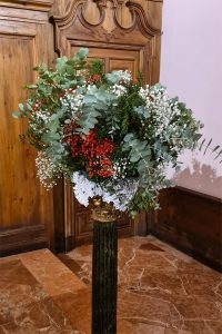 centro de flores decoración de boda en iglesia