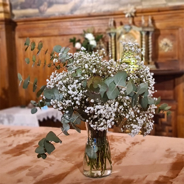 flores en la iglesia de el cristo de el pardo