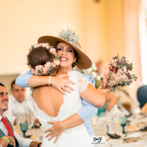 entrega de ramo de novia preservado a invitada