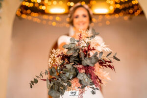 novia con ramo de flores preservadas