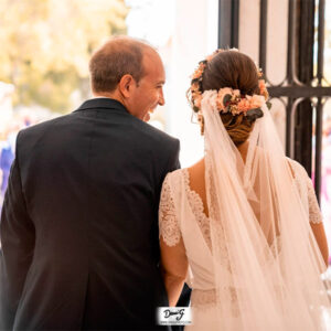 detalle corona de flores salida iglesia