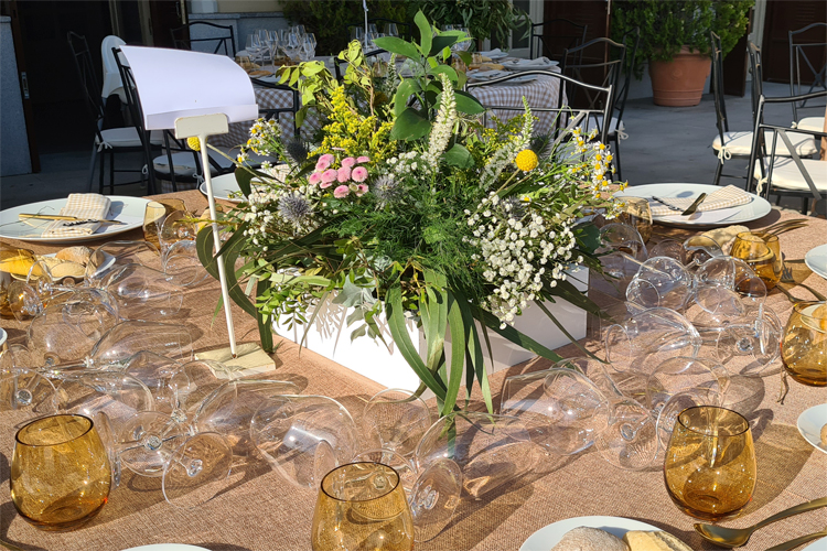 centro de mesa en boda al aire libre con flores preservadas