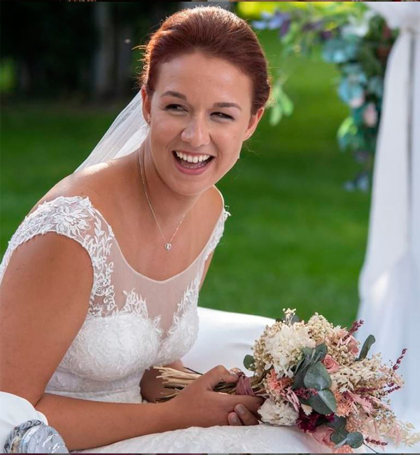 novia con ramo de novia de flores sonriendo