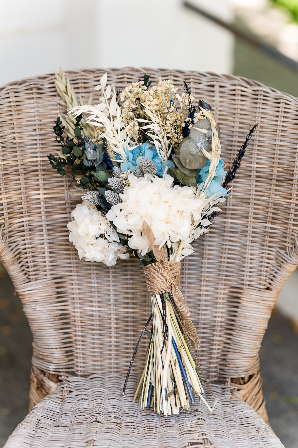 ramo de novia silvestre con blancos y azules