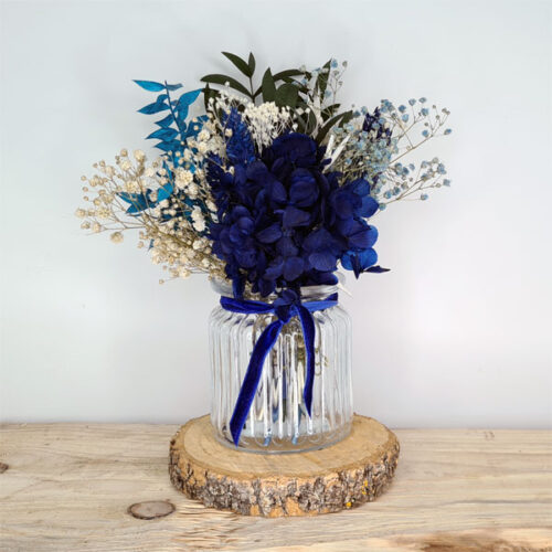 centro kuca de flores preservadas en tonos azules