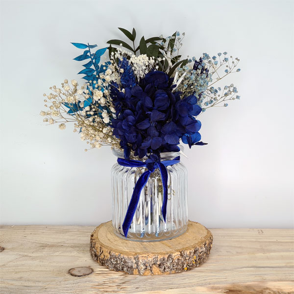 centro kuca de flores preservadas en tonos azules