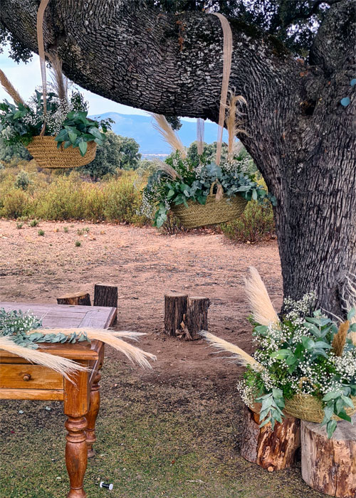 detalle de decoración de altar en boda al aire libre