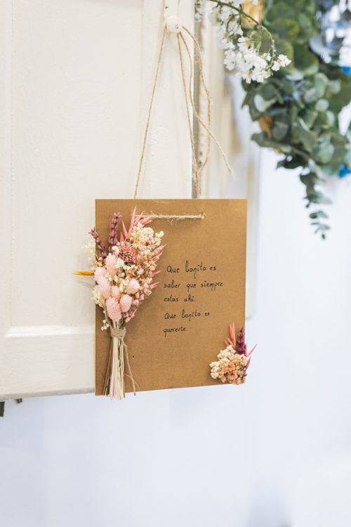 placa de madera con flores y frase personalizada