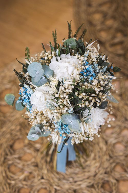 ramo celeste de flores en tonos azules