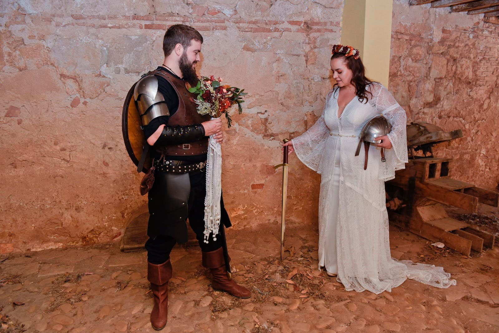 Novios casándose con la boda medieval, aquí hicimos el ramo de flores y corona de flores