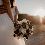 ramo de novia con flores preservadas en boda de Cristina