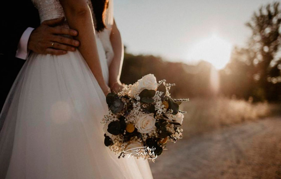 ramo de novia con flores preservadas en boda de Cristina