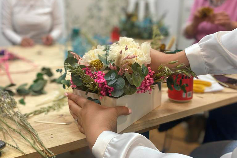 Creación de taller de flores preservadas