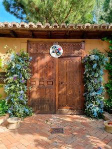 entrada con flores para evento de empresa