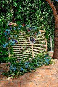 photocall evento de empresa decoración floral