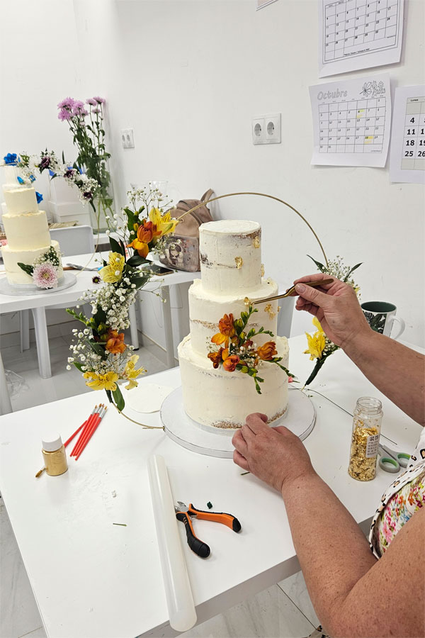 diseño de tarta decorada con flores preservadas