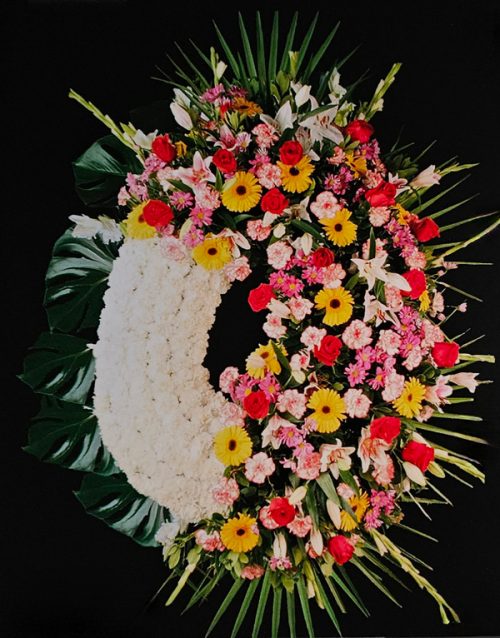 Corona blanca de flores multicolores margaritas