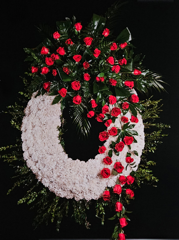Flores para funeral corona blanca rosas y rojas