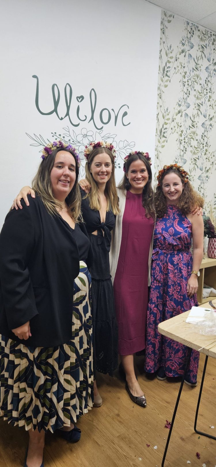 Amigas en despedida de soltera, taller de flores